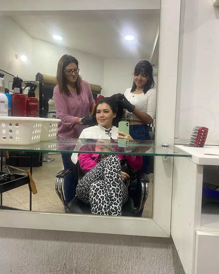 El salón por dentro, con una clienta en el sillón